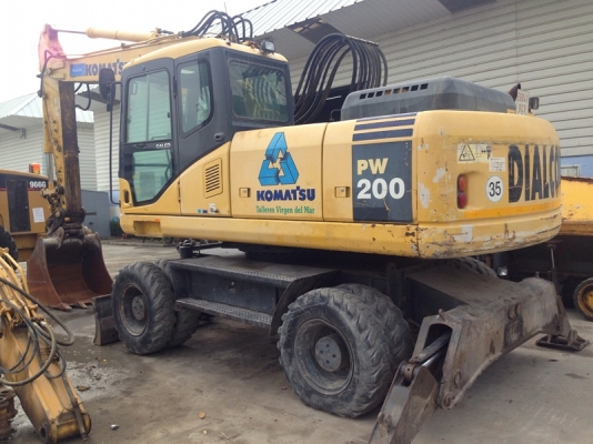 รถขุดล้อยาง Komatsu PW200-7K สินค้าถึงโกดังเราในไทยแล้วค่ะ สนใจโทร. 080-6565422 (หนิง)