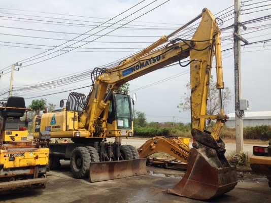 รถขุดล้อยาง Komatsu PW200-7K สินค้าถึงโกดังเราในไทยแล้วค่ะ สนใจโทร. 080-6565422 (หนิง)