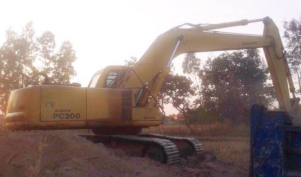 KOMATSU PC 200-6 เอกสารใบอินวอย เครื่องโคมัตซุเดิมๆปั๊มเดิมแรงดีเร็วดี ภายในห้องเก๋งสะอาด แอร์เย็น ไฟฟ้าตัด ภายนอกบอดี้สวยมาก เอวแน่น ช่วงล่างเต็มดีครับประมาณ 75\% พร้อมทำงานได้เลย ราคาต่อรองได้ครับ