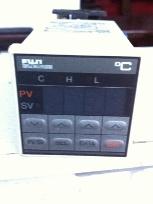 เครื่องวัดและควบคุมอุณหภูมิ FUJI ผลิต ญี่ปุ่น ใช้ไฟได้ตั้งแต่ 85 - 265 V. ควมคุมอุณหภูมิไม่ให้เกินจากที่ตั้งไว้