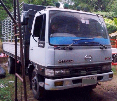 HINO FC4J 145 HP JO5C ปี 42 สมอเงิน กระบะคอกเหล็กความยาว 5.5 เมตรสภาพสวย เครื่องแห้งแรงดีไม่มีเยิ้ม ภายในห้องเก๋งแอร์เย็น พวงมาลัยเพาเวอร์ ระบบเบรคทริ๊ปฟี้ครบครัน ช่วงล่างใหญ่เดิมๆคัชซีสวย ยางสภาพดี 70\% พร้อมใช้งาน ราคาต่อรองได้ครับ