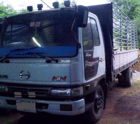 HINO FC4J 145 HP JO5C ปี 42 สมอเงิน กระบะคอกเหล็กความยาว 5.5 เมตรสภาพสวย เครื่องแห้งแรงดีไม่มีเยิ้ม ภายในห้องเก๋งแอร์เย็น พวงมาลัยเพาเวอร์ ระบบเบรคทริ๊ปฟี้ครบครัน ช่วงล่างใหญ่เดิมๆคัชซีสวย ยางสภาพดี 70\% พร้อมใช้งาน ราคาต่อรองได้ครับ