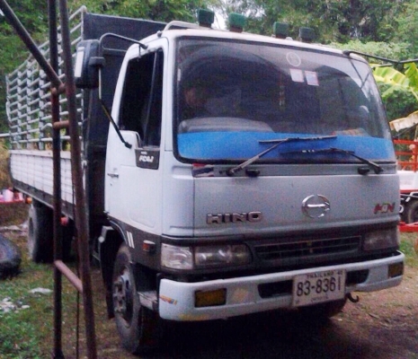 HINO FC4J 145 HP JO5C ปี 42 สมอเงิน กระบะคอกเหล็กความยาว 5.5 เมตรสภาพสวย เครื่องแห้งแรงดีไม่มีเยิ้ม ภายในห้องเก๋งแอร์เย็น พวงมาลัยเพาเวอร์ ระบบเบรคทริ๊ปฟี้ครบครัน ช่วงล่างใหญ่เดิมๆคัชซีสวย ยางสภาพดี 70\% พร้อมใช้งาน ราคาต่อรองได้ครับ