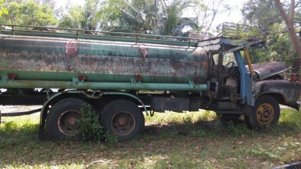 รถหัวยาว  10 ล้อ บรรทุกน้ำ  /  เปลื่ยนเครื่อง EH - 700  165 แรงม้า    สนใจติดต่อ  081 - 6079515