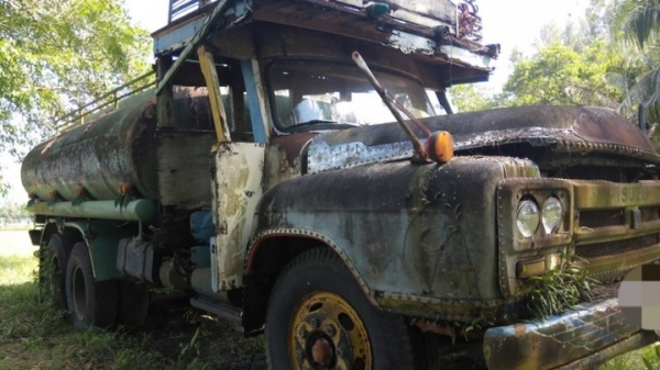 รถหัวยาว  10 ล้อ บรรทุกน้ำ  /  เปลื่ยนเครื่อง EH - 700  165 แรงม้า    สนใจติดต่อ  081 - 6079515