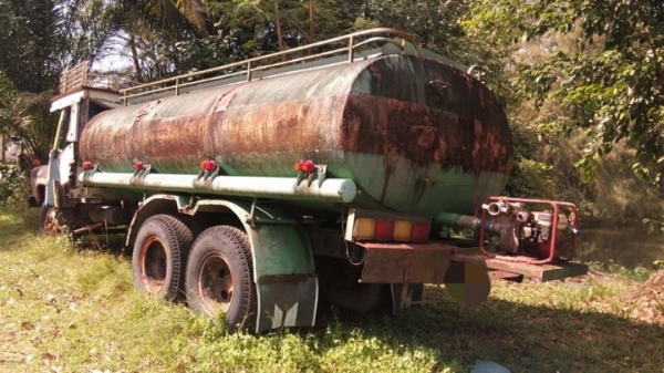 รถหัวยาว  10 ล้อ บรรทุกน้ำ  /  เปลื่ยนเครื่อง EH - 700  165 แรงม้า    สนใจติดต่อ  081 - 6079515