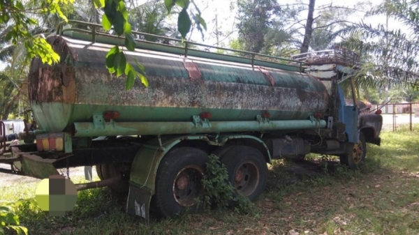 รถหัวยาว  10 ล้อ บรรทุกน้ำ  /  เปลื่ยนเครื่อง EH - 700  165 แรงม้า    สนใจติดต่อ  081 - 6079515