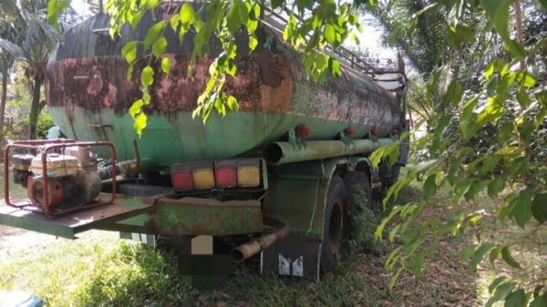 รถหัวยาว  10 ล้อ บรรทุกน้ำ  /  เปลื่ยนเครื่อง EH - 700  165 แรงม้า    สนใจติดต่อ  081 - 6079515