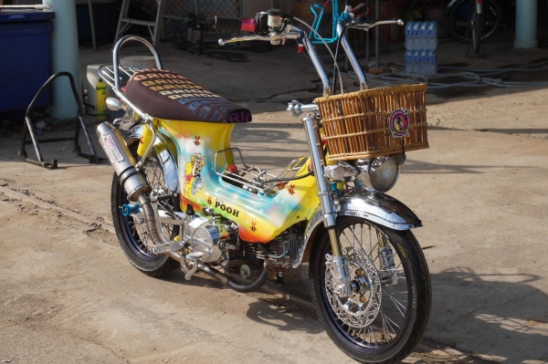 ชาลี สวยใสสมชื่อ เครื่อง LIFAN 110 CC สตาทร์มือ ไดล่าง ท่อแต่ง กู่ มหาชัย อะไหล่ชุบเยอะ สีสวยมาก ล้อขอบ 14 ยางหน้าพอใช้ ยางหลังเปลี่ยนมาใหม่ เครื่องดี เสียงแน่น แน่น