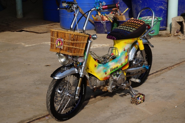 ชาลี สวยใสสมชื่อ เครื่อง LIFAN 110 CC สตาทร์มือ ไดล่าง ท่อแต่ง กู่ มหาชัย อะไหล่ชุบเยอะ สีสวยมาก ล้อขอบ 14 ยางหน้าพอใช้ ยางหลังเปลี่ยนมาใหม่ เครื่องดี เสียงแน่น แน่น