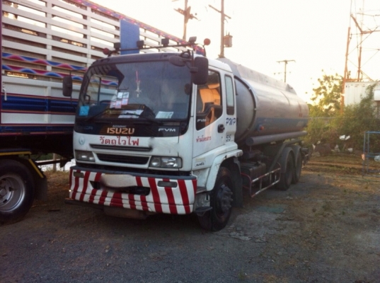 รถอีซูซุ 10 ล้อ บรรทุกน้ำมัน  200 แรงม้า. ปี 48  ( มีขาย 7 คัน. )  สนใจติดต่อ  081 - 6079515
