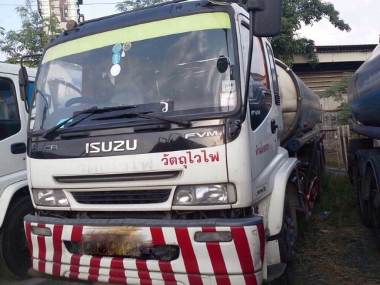 รถอีซูซุ 10 ล้อ บรรทุกน้ำมัน  200 แรงม้า. ปี 48  ( มีขาย 7 คัน. )  สนใจติดต่อ  081 - 6079515