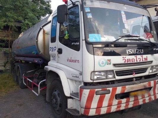 รถอีซูซุ 10 ล้อ บรรทุกน้ำมัน  200 แรงม้า. ปี 48  ( มีขาย 7 คัน. )  สนใจติดต่อ  081 - 6079515