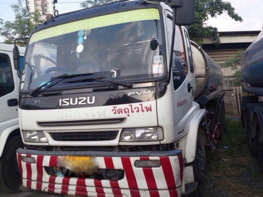 รถอีซูซุ 10 ล้อ บรรทุกน้ำมัน  200 แรงม้า. ปี 48  ( มีขาย 7 คัน. )  สนใจติดต่อ  081 - 6079515
