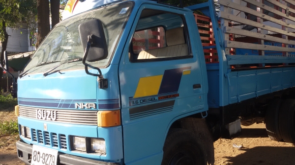 (ร้านรุ่งโรจน์ 082-1057078)ขาย 6 ล้อ ISUZU NKR 110 แรง  เครื่องแน่น แห้ง แรงดีสุดๆ แซสซีสวยๆ ไม่ผุ ไม่ดาม รถสวยเจ้าของเดิมใช้งานประจำ รถวิ่งดีขับดีคับ พร้อมโอนทั่วไทย  พร้อมใช้งาน