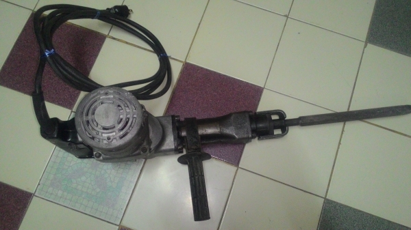 ขายเครื่องสกัดแย็กไฟฟ้ายี่ห้อMakitaรุ่นHM1201รุ่นนี้ทนทานมากmade in japanสภาพดีเดิมๆพร้อมใช้งาน