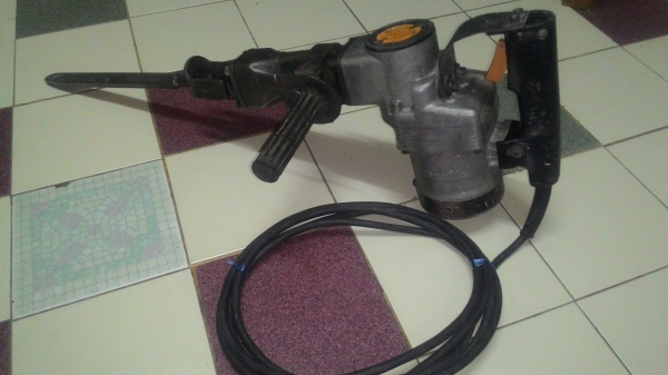 ขายเครื่องสกัดแย็กไฟฟ้ายี่ห้อMakitaรุ่นHM1201รุ่นนี้ทนทานมากmade in japanสภาพดีเดิมๆพร้อมใช้งาน
