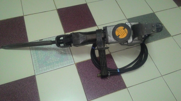 ขายเครื่องสกัดแย็กไฟฟ้ายี่ห้อMakitaรุ่นHM1201รุ่นนี้ทนทานมากmade in japanสภาพดีเดิมๆพร้อมใช้งาน