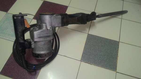ขายเครื่องสกัดแย็กไฟฟ้ายี่ห้อMakitaรุ่นHM1201รุ่นนี้ทนทานมากmade in japanสภาพดีเดิมๆพร้อมใช้งาน
