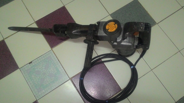 ขายเครื่องสกัดแย็กไฟฟ้ายี่ห้อMakitaรุ่นHM1201รุ่นนี้ทนทานมากmade in japanสภาพดีเดิมๆพร้อมใช้งาน