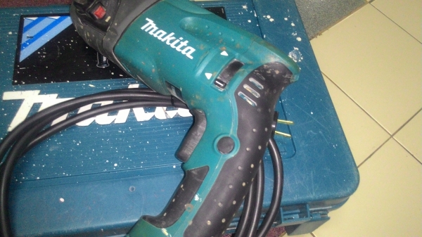 ขายสว่านระบบโรตารี่เจาะกระแทกปูนยี่ห้อMakitaรุ่นHR2460F(LED)สภาพสวยพร้อมกล่องเก็บ