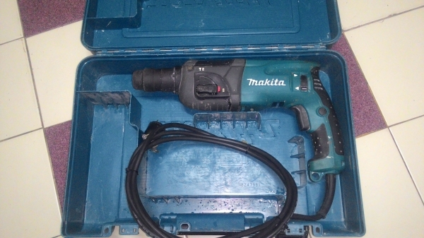ขายสว่านระบบโรตารี่เจาะกระแทกปูนยี่ห้อMakitaรุ่นHR2460F(LED)สภาพสวยพร้อมกล่องเก็บ