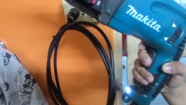 ขายสว่านระบบโรตารี่เจาะกระแทกปูนยี่ห้อMakitaรุ่นHR2460F(LED)สภาพสวยพร้อมกล่องเก็บ