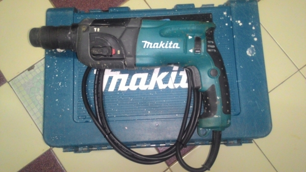 ขายสว่านระบบโรตารี่เจาะกระแทกปูนยี่ห้อMakitaรุ่นHR2460F(LED)สภาพสวยพร้อมกล่องเก็บ