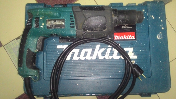 ขายสว่านระบบโรตารี่เจาะกระแทกปูนยี่ห้อMakitaรุ่นHR2460F(LED)สภาพสวยพร้อมกล่องเก็บ