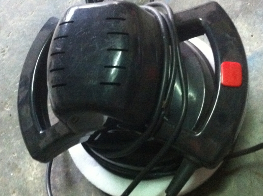 เครื่องขัดเงาได้มาจากญี่ปุ่นใช้ไฟ 100 V. ขนาดตัวค่อนข้างใหญ่