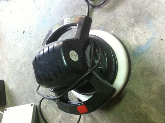 เครื่องขัดเงาได้มาจากญี่ปุ่นใช้ไฟ 100 V. ขนาดตัวค่อนข้างใหญ่