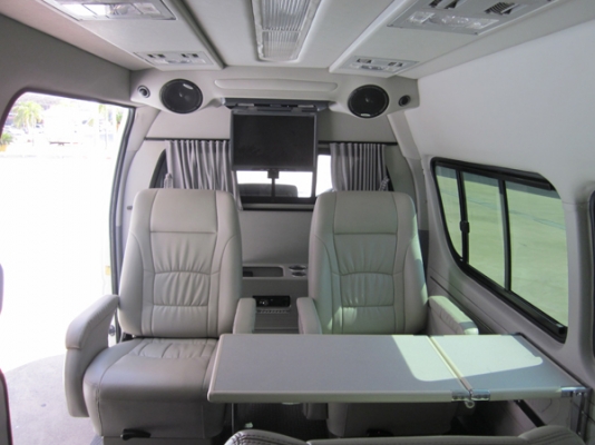 รถตู้ HIACE ภายในตกแต่ง VIP รถสวยพร้อมใช้