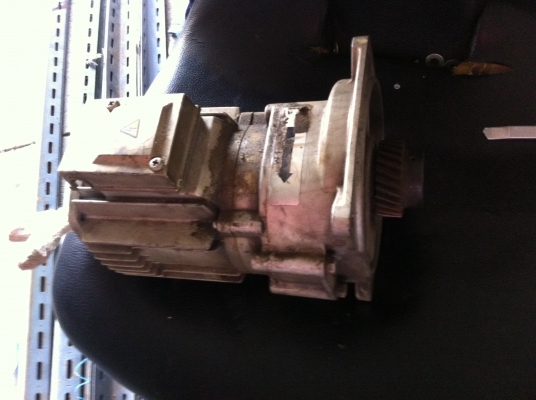 มอเตอร์เกียร์ทด FUJI จากญี่ปุ่น ขนาดกำลังมอเตอร์ 200 W. ทดแล้วหมุนที่ 300 รอบ/นาที