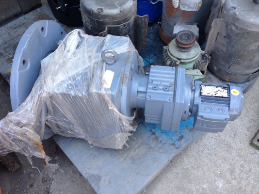 ขายมอเตอร์เกียร์ SEW euro drive ขนาด 1/4HP. 380V อัตราทด 1:1200 เพลาออกประมาณ 1.1รอบต่อนาที รอบช้ามาก ใช้งานหนักได้ดี ของใหม่เก่าเก็บไม่เคยใช้งานครับ
