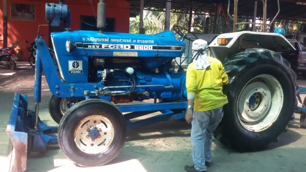 ขายรถไถฟอร์ด5500หรือรถ77สภาพสวยมากเดิมๆราคาต่อรองได้อีกนครับ