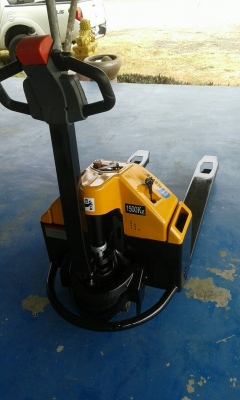 ขายด่วน รถยกลากพาเลทไฟฟ้า ขับเคลื่อนด้วยมอเตอร์ ระบบยกไฮดรอลิค ใช้แบตแห้งรถยนต์ได้เลย