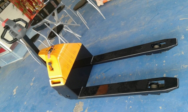 ขายด่วน รถยกลากพาเลทไฟฟ้า ขับเคลื่อนด้วยมอเตอร์ ระบบยกไฮดรอลิค ใช้แบตแห้งรถยนต์ได้เลย