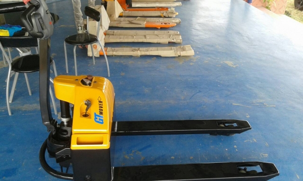 ขายด่วน รถยกลากพาเลทไฟฟ้า ขับเคลื่อนด้วยมอเตอร์ ระบบยกไฮดรอลิค ใช้แบตแห้งรถยนต์ได้เลย