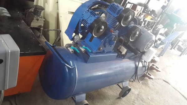 ขายครับขายเครื่องปั้มลมแบบลูกสูบ ขนาด 5 แรง 3 ลูกสูบ ถังขนาด 260 ลิตร สภาพฟิตให้ใหม่ ยี่ห้อ fushing ไต้หวัน พร้อมใช้รับประกันคุณภาพโดยช่างผู้ชำนาญ 29000 บาท ยิงทรายตัวนี้เอาอยู่ครับ 0814583376 เอกปทุม