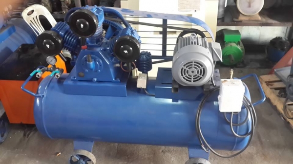 ขายครับขายเครื่องปั้มลมแบบลูกสูบ ขนาด 5 แรง 3 ลูกสูบ ถังขนาด 260 ลิตร สภาพฟิตให้ใหม่ ยี่ห้อ fushing ไต้หวัน พร้อมใช้รับประกันคุณภาพโดยช่างผู้ชำนาญ 29000 บาท ยิงทรายตัวนี้เอาอยู่ครับ 0814583376 เอกปทุม