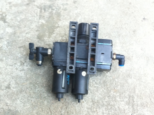 ชุดดักฝุนกัดน้ำ2 ท่อ พร้อมปรับแรงดันลมได้ ยี่ห้อ WILKERSON ที่ท่อลมเข้ามีปุ่มปิด-เปิดลมก่อนเข้าได้ ชุดดักฝุนกัดน้ำ2 ท่อ พร้อมปรับแรงดันลมได้ ยี่ห้อ WILKERSON ที่ท่อลมเข้ามีปุ่มปิด-เปิดลมก่อนเข้าได้