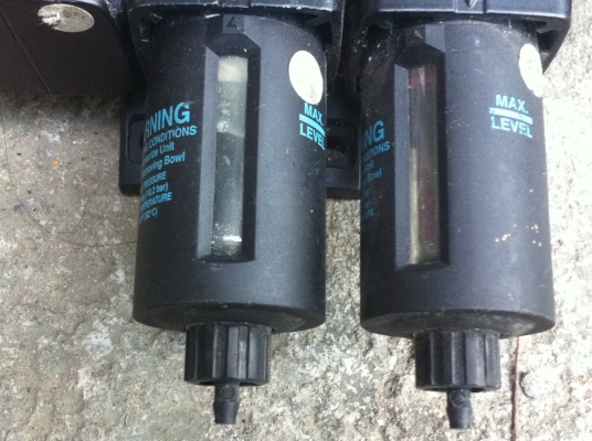 ชุดดักฝุนกัดน้ำ2 ท่อ พร้อมปรับแรงดันลมได้ ยี่ห้อ WILKERSON ที่ท่อลมเข้ามีปุ่มปิด-เปิดลมก่อนเข้าได้ ชุดดักฝุนกัดน้ำ2 ท่อ พร้อมปรับแรงดันลมได้ ยี่ห้อ WILKERSON ที่ท่อลมเข้ามีปุ่มปิด-เปิดลมก่อนเข้าได้