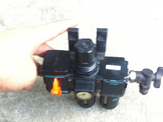 ชุดดักฝุนกัดน้ำ2 ท่อ พร้อมปรับแรงดันลมได้ ยี่ห้อ WILKERSON ที่ท่อลมเข้ามีปุ่มปิด-เปิดลมก่อนเข้าได้ ชุดดักฝุนกัดน้ำ2 ท่อ พร้อมปรับแรงดันลมได้ ยี่ห้อ WILKERSON ที่ท่อลมเข้ามีปุ่มปิด-เปิดลมก่อนเข้าได้