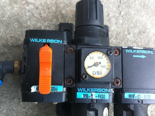 ชุดดักฝุนกัดน้ำ2 ท่อ พร้อมปรับแรงดันลมได้ ยี่ห้อ WILKERSON ที่ท่อลมเข้ามีปุ่มปิด-เปิดลมก่อนเข้าได้ ชุดดักฝุนกัดน้ำ2 ท่อ พร้อมปรับแรงดันลมได้ ยี่ห้อ WILKERSON ที่ท่อลมเข้ามีปุ่มปิด-เปิดลมก่อนเข้าได้