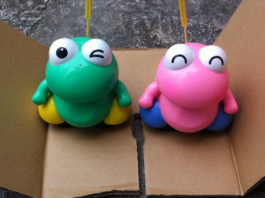 ที่เสียบนามบัตร หรือโฆษณาที่ต้องการ ตุ๊กตากบเคลื่อนที่ได้ กระโดด ร้องได้ ขยับได้