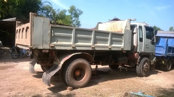 ขาย 6 ล้อดั้ม HINO คัสซีสวยจัด วางหัวไฮเทค เครื่อง EH500 160 แรงม้า เกียร์ HO เฟืองท้าย FOSO เบรคทิฟฟี่ แอร์เย็น เครื่องเสียงครบ ทะเบียนพร้อมโอน