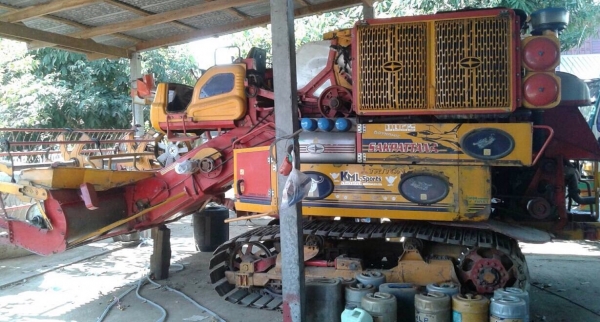 ขายด่วน รถเกี่ยวข้าวศักดิ์พัฒนา รุ่น KML-Sport ปี 51 รถสวยมากพร้อมทำงานได้เลยครับ เครื่องยนต์ 220 HP JO8C TURBO อุ้ม 2.5 ตัน ปั๊มไดกิ้น 23 ช่วงล่าง 12 สภาพดีสุดๆครับ ราคาต่อรองได้ครับ