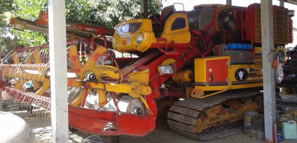 ขายด่วน รถเกี่ยวข้าวศักดิ์พัฒนา รุ่น KML-Sport ปี 51 รถสวยมากพร้อมทำงานได้เลยครับ เครื่องยนต์ 220 HP JO8C TURBO อุ้ม 2.5 ตัน ปั๊มไดกิ้น 23 ช่วงล่าง 12 สภาพดีสุดๆครับ ราคาต่อรองได้ครับ