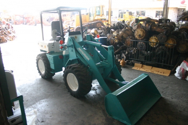 ขาย รถตักเล็ก MITSUBISHI WS200 เก่านอก สวยกิ๊กๆ 350,000 TEL : 087-0339334 (อ็อฟ)