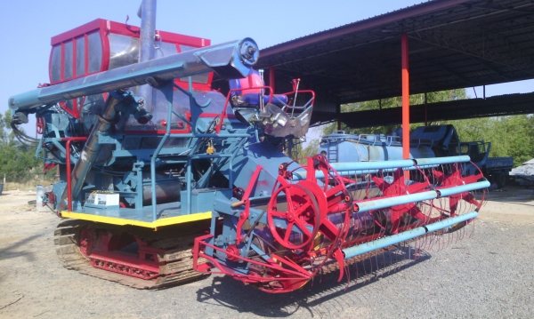 รถเกี่ยวข้าว ไทเส็ง  195  แรง  ช่วงล่างใหญ่  รถพร้อมใช้งาน